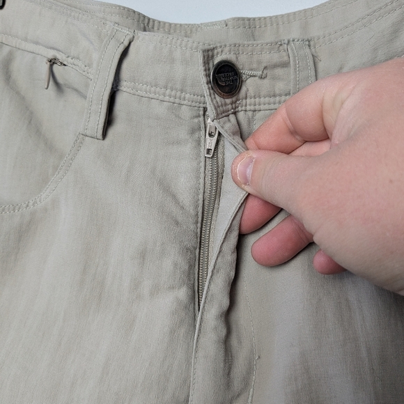 THE NORTH FACE Women short beige color size 10 (made small) 100% Nylon - Picture 2 of 9